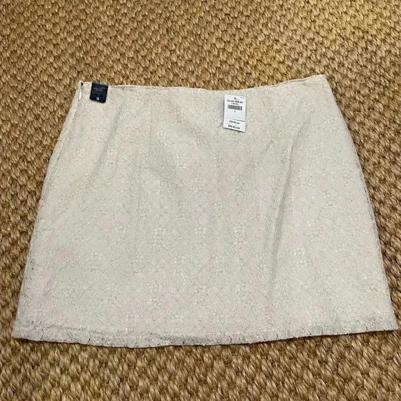 Hollister Dresses & Skirts - Hollister skirt, size 9, ivory and gold thread lace over white linings